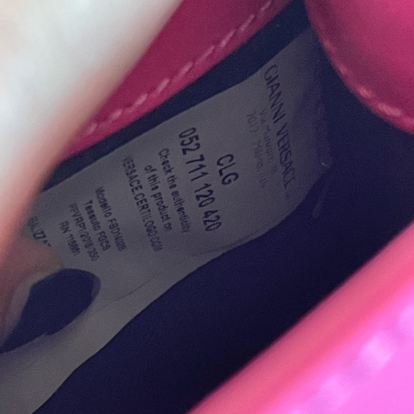 VERSACE VERSUS CRYSTAL LION CLUTCH BAG
IN PINK - Picture 6 of 7